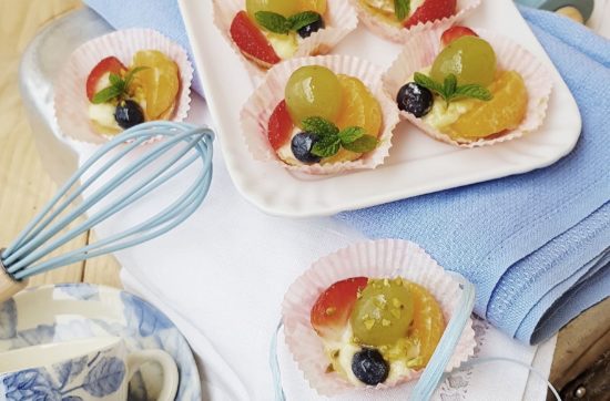 questa immagine rappresenta Crostatine alla frutta con crema all'Amasake ricetta di pasticciandoconlafranca