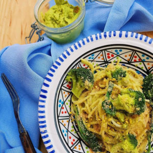 questa immagine rappresenta spaghetti di timilia con pesto di broccoli e nocciole ricetta di pasticciandoconlafranca