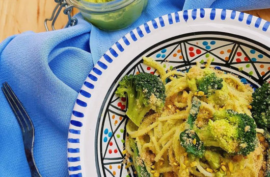 questa immagine rappresenta spaghetti di timilia con pesto di broccoli e nocciole ricetta di pasticciandoconlafranca