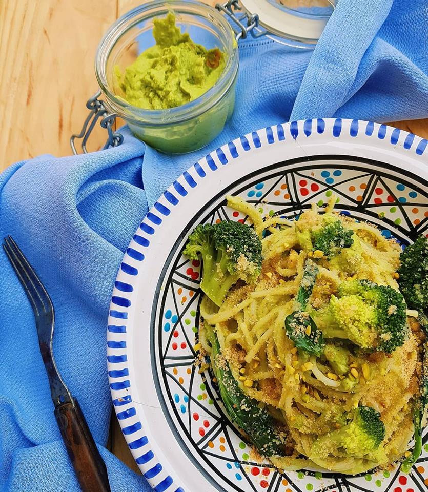 questa immagine rappresenta spaghetti di timilia con pesto di broccoli e nocciole ricetta di pasticciandoconlafranca