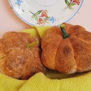 questa immagine rappresenta pane alla zucca ricetta di pasticciandoconlafranca