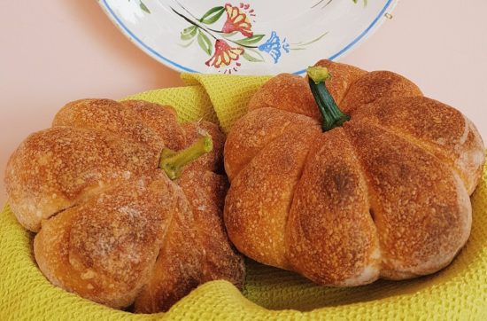 questa immagine rappresenta pane alla zucca ricetta di pasticciandoconlafranca
