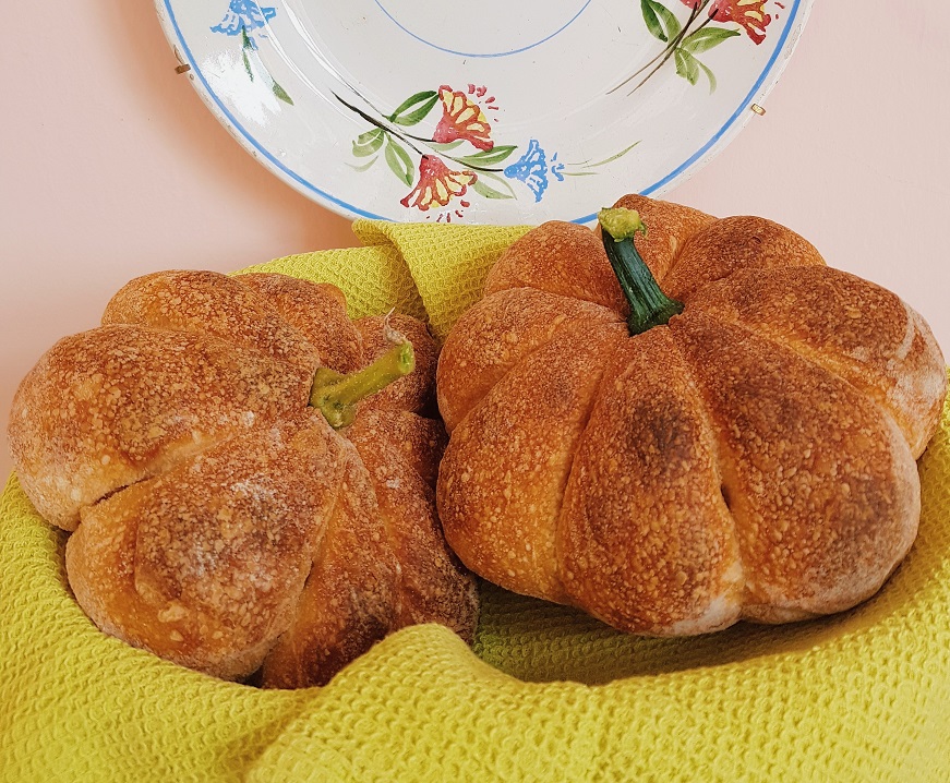 questa immagine rappresenta pane alla zucca ricetta di pasticciandoconlafranca