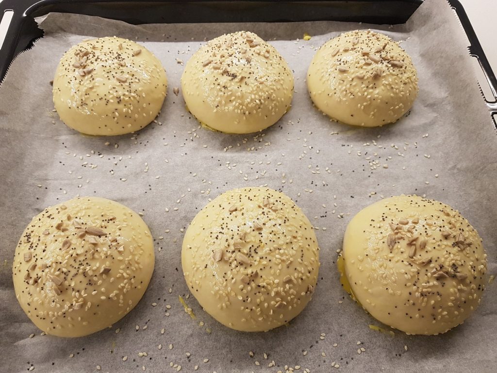 questa immgaine rappresenta i burger buns ricetta di pasticciandoconlafranca