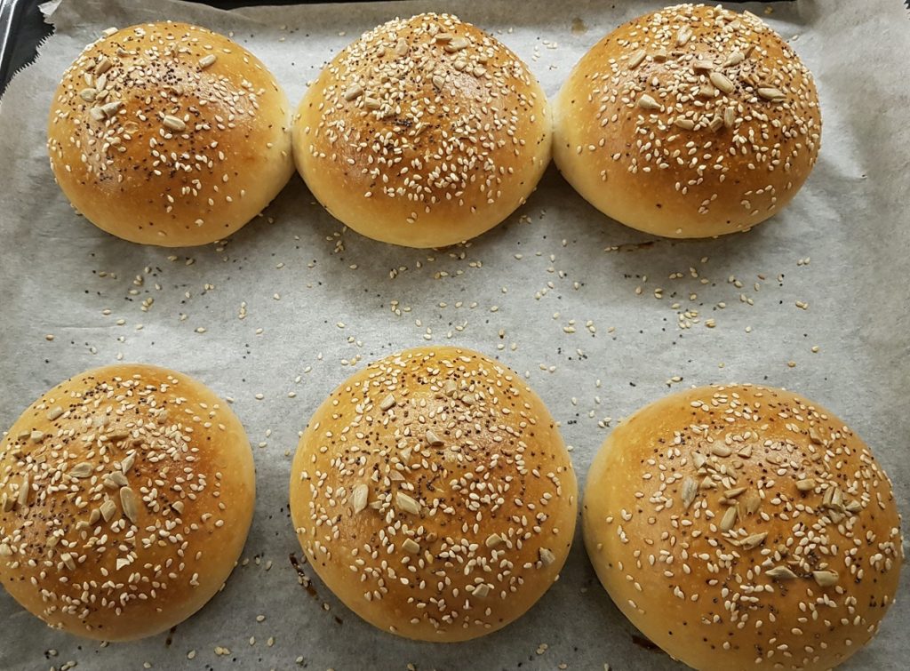 questa immgaine rappresenta i burger buns ricetta di pasticciandoconlafranca