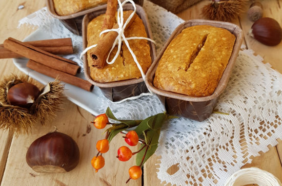 questa ricetta rappresenta i plumcake ai cachi e castagne ricetta pasticciandoconlafranca