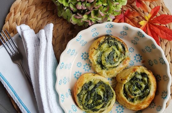 questa immagine rapprsenta rolls filanti agli spinaci ricetta di pasticciandocnlafranca