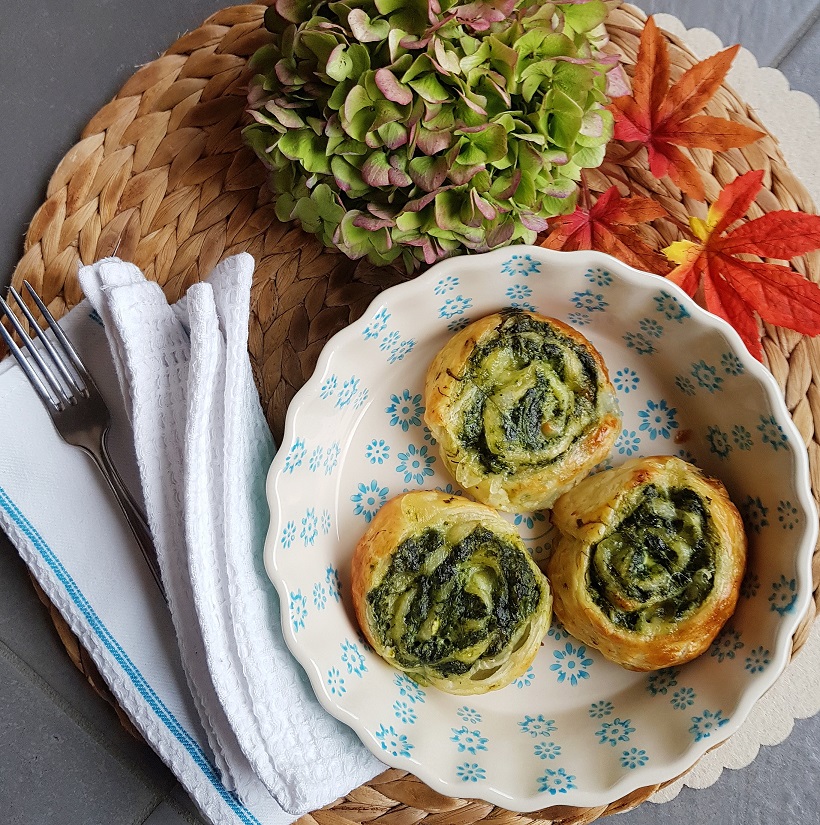 questa immagine rapprsenta rolls filanti agli spinaci ricetta di pasticciandocnlafranca