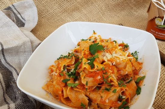 questa immagine rappresenta Tagliatelle alla segale fatte in casa