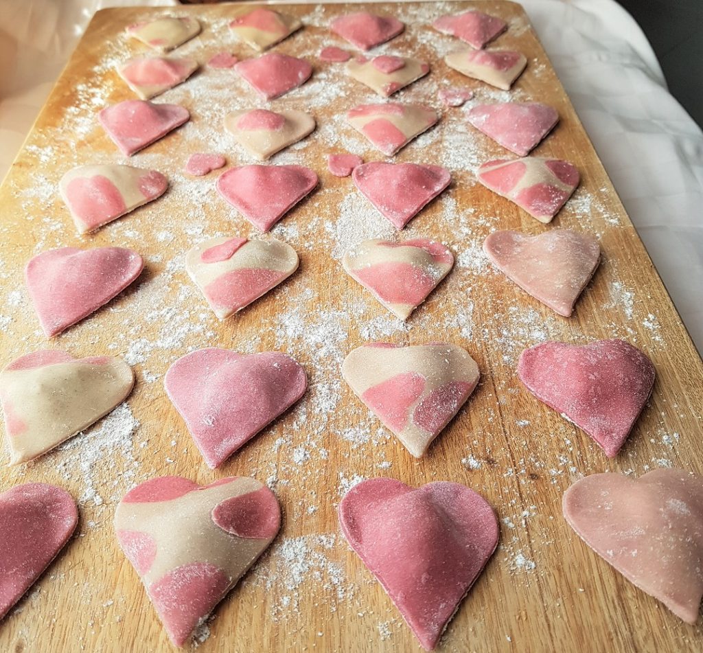 questa foto rappresenta i cuori di ravioli alla barbabietola ricetta di pasticciandoconlafranca