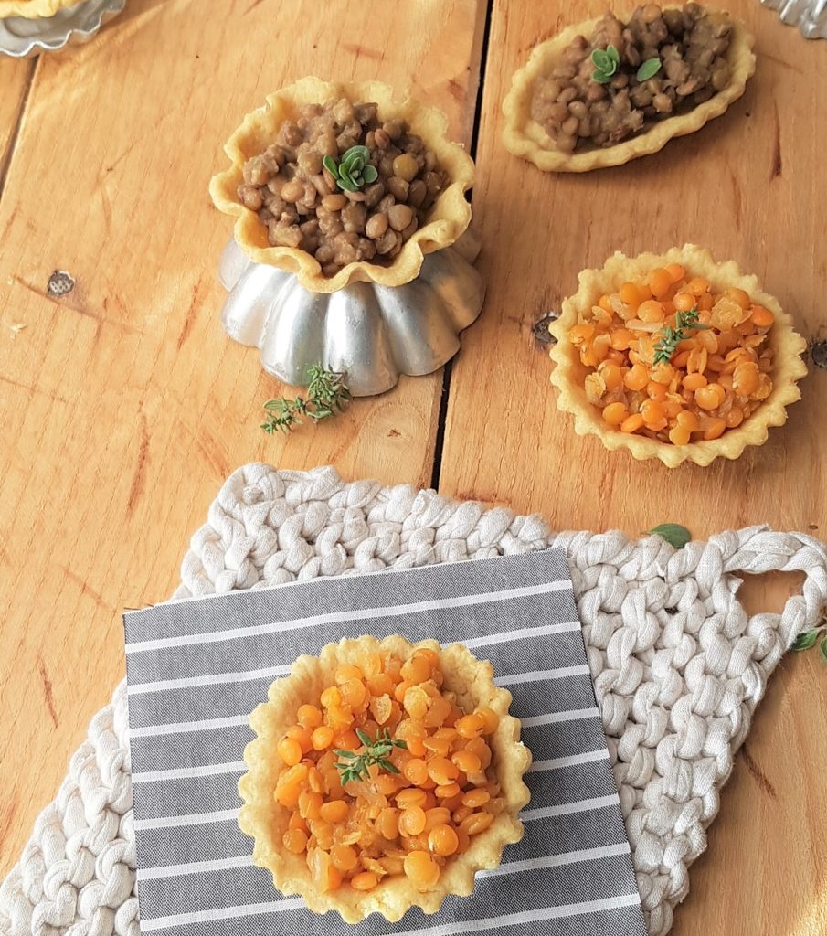 questa foto rappresenta le tartellette salate alle lenticchie ricetta di pasticciandoconlafranca