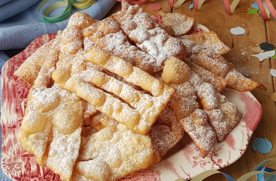 questa immagine rappresenta le bugie di carnevale al farro ricetta di pasticciandoconlafranca