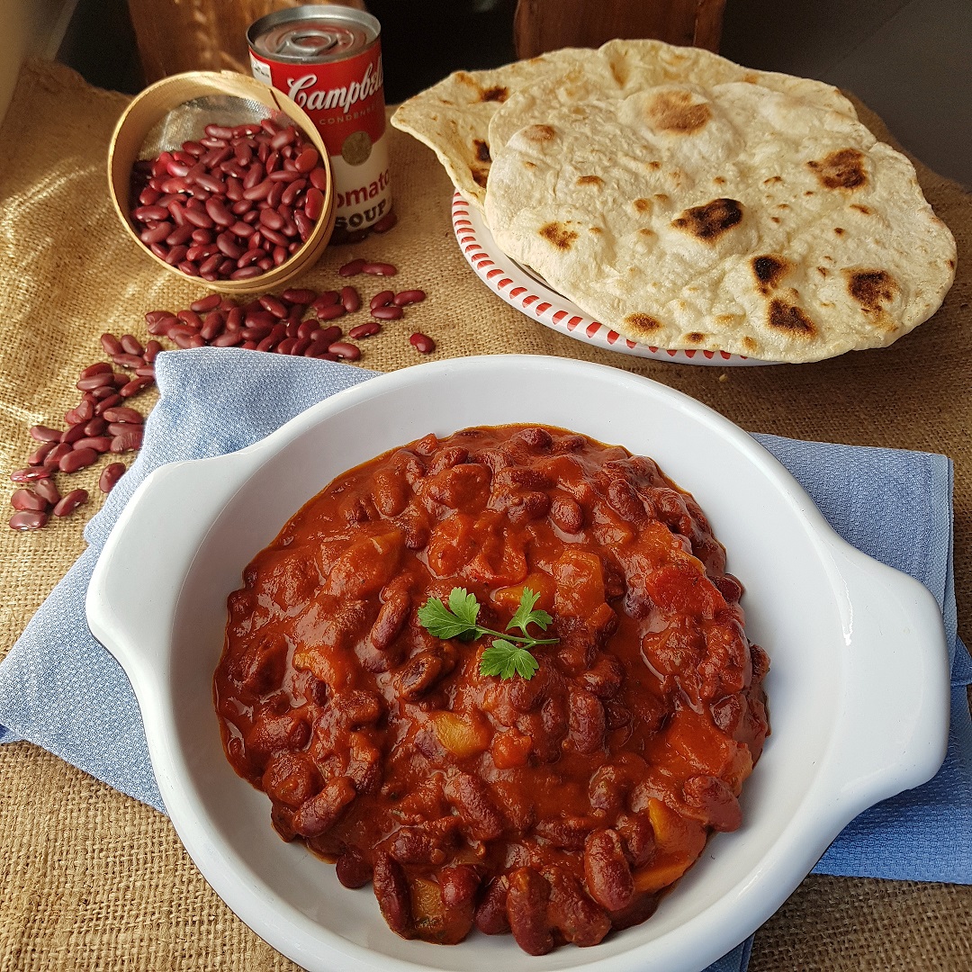 questa immagine rappresenta chili di fagioli con pane chapati ricetta di pasticciandoconlafranca