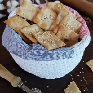 questa immagine rappresenta i cracker al farro e semi di sesamo ricetta di pasticciandoconlafranca