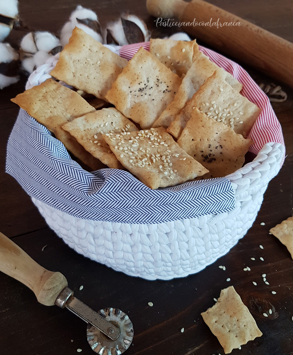 questa immagine rappresenta i cracker al farro e semi di sesamo ricetta di pasticciandoconlafranca