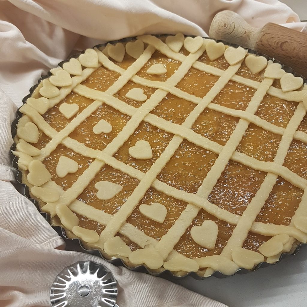 questa immagine rappresenta la crostata al farro e grano saraceno con marmellata di arance ricetta di pasticciandoconlafranca