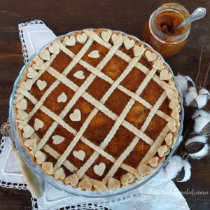 questa immagine rappresenta la crostata al farro e grano saraceno con marmellata di arance ricetta pasticciandoconlafranca