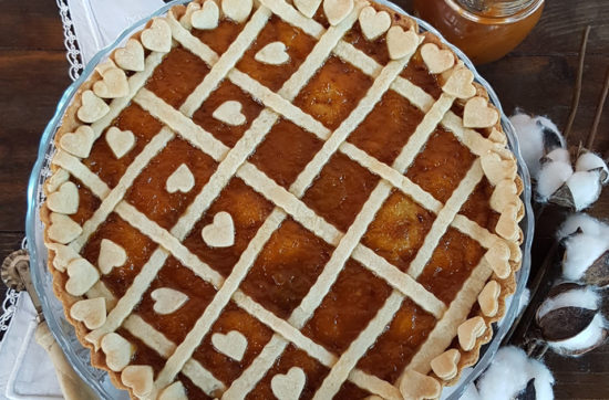 questa immagine rappresenta la crostata al farro e grano saraceno con marmellata di arance ricetta pasticciandoconlafranca