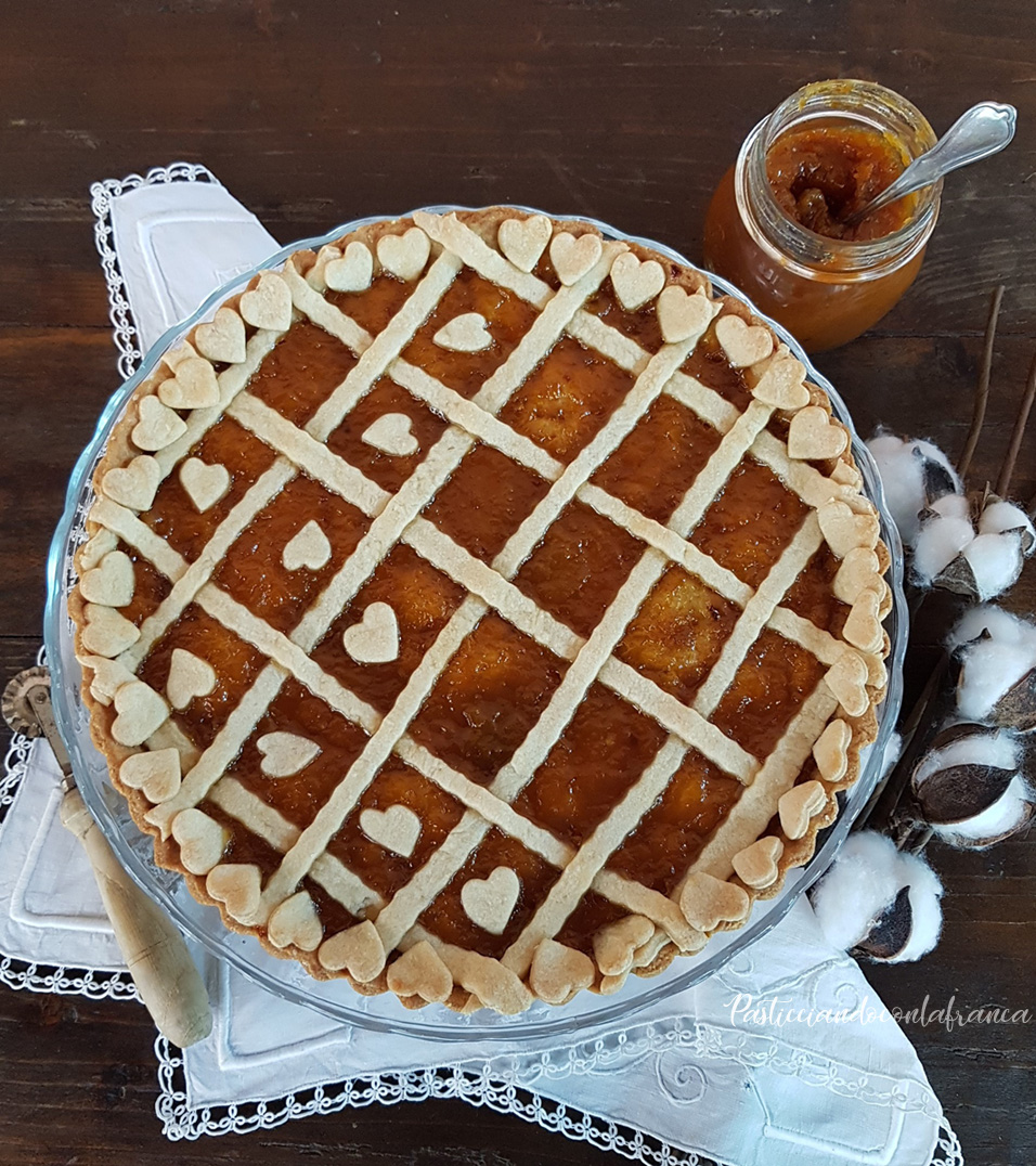 questa immagine rappresenta la crostata al farro e grano saraceno con marmellata di arance ricetta pasticciandoconlafranca