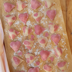 questa foto rappresenta i cuori di ravioli alla barbabietola ricetta di pasticciandoconlafranca