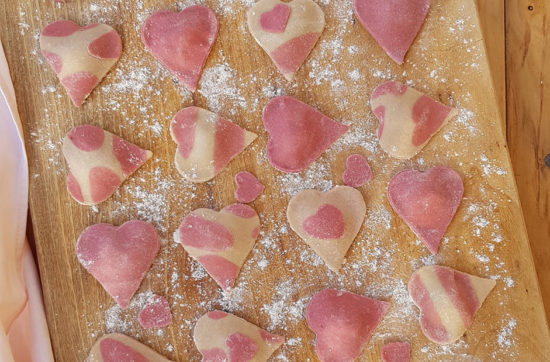 questa foto rappresenta i cuori di ravioli alla barbabietola ricetta di pasticciandoconlafranca