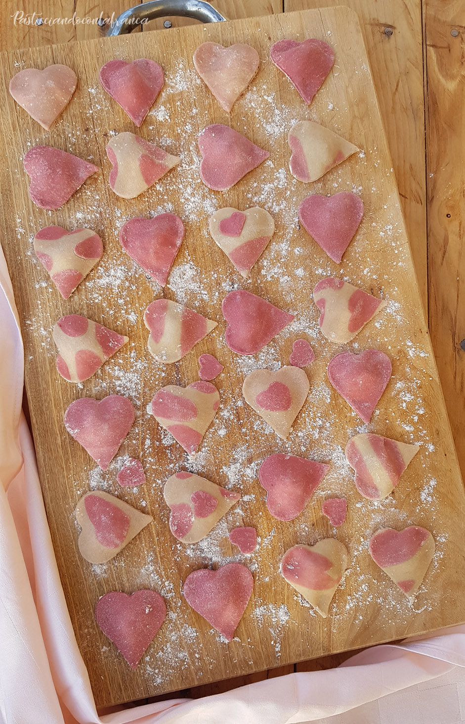 questa foto rappresenta i cuori di ravioli alla barbabietola ricetta di pasticciandoconlafranca