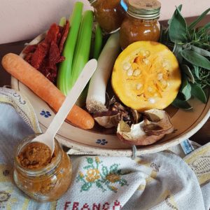 questa immagine rappresenta il dado vegetale fatto in casa ricetta di pasticciandoconlafranca