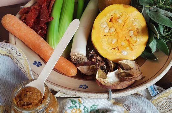 questa immagine rappresenta il dado vegetale fatto in casa ricetta di pasticciandoconlafranca