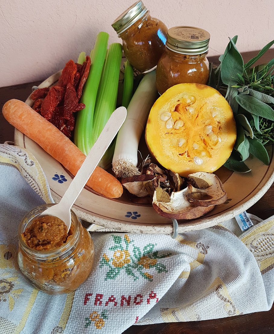 questa immagine rappresenta il dado vegetale fatto in casa ricetta di pasticciandoconlafranca