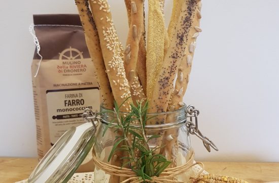 questa foto rappresenta i grissini al farro con semi misti ricetta di pasticciandoconlafranca