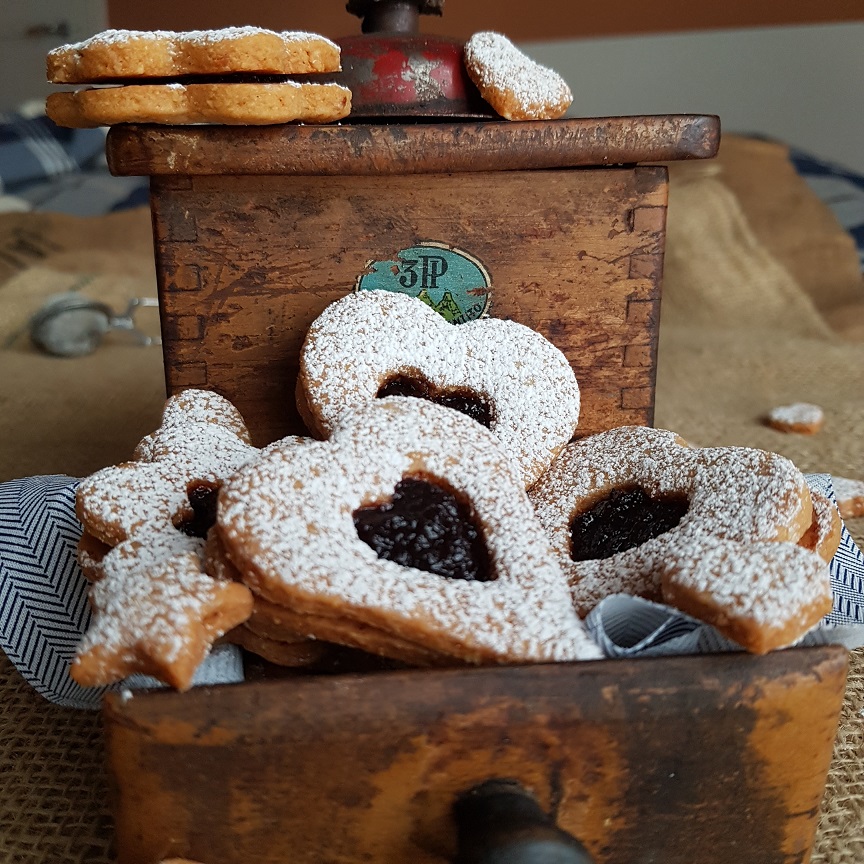 questa immagine rappresenta i linzer cookies vegani ricetta di pasticciandoconlafranca