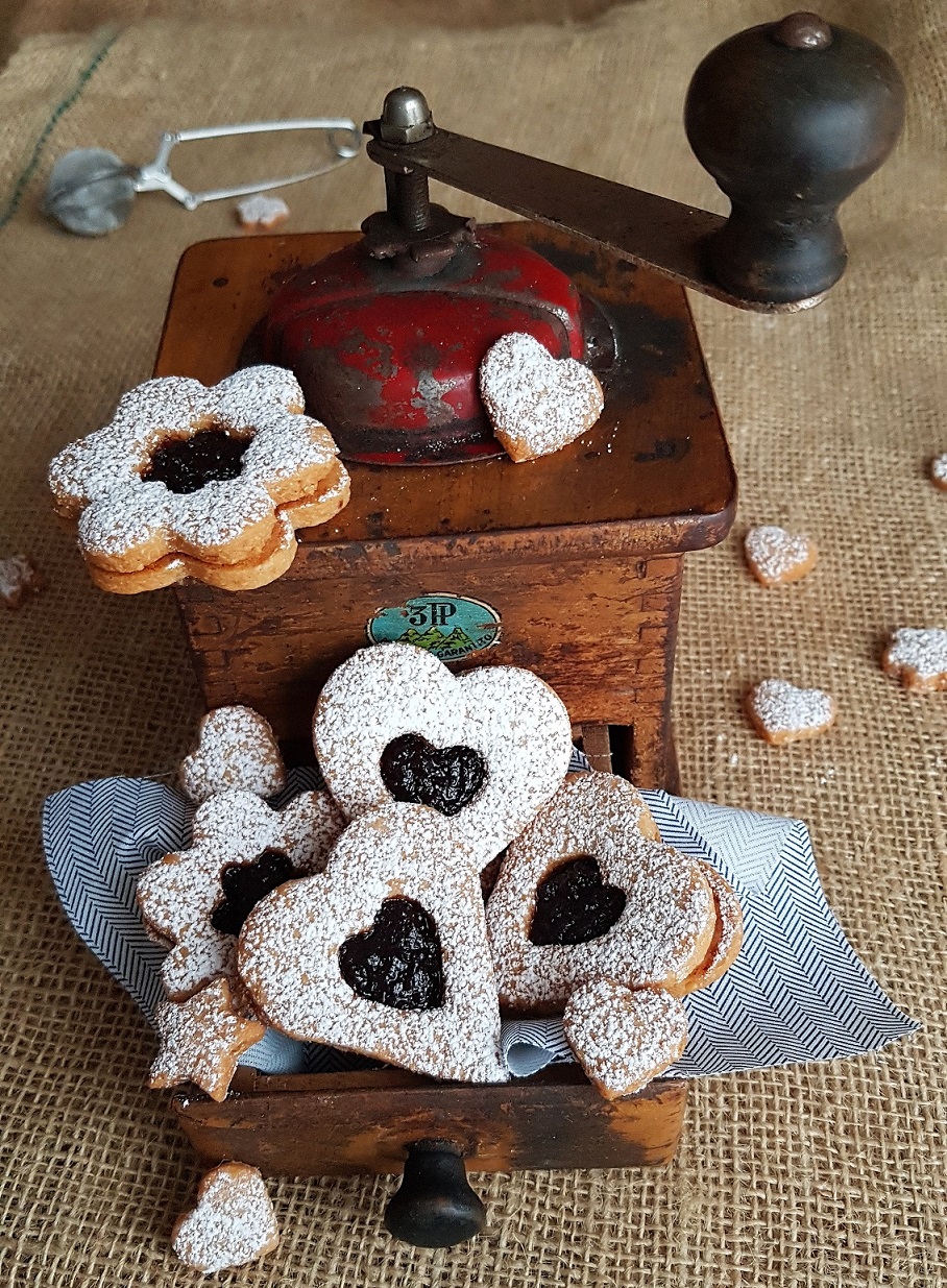 questa immagine rappresenta i linzer cookies vegani ricetta di pasticciandoconlafranca