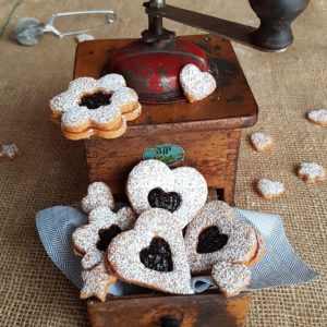 questa immagine rappresenta i linzer cookies vegani ricetta di pasticciandoconlafranca