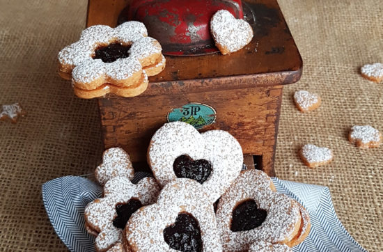 questa immagine rappresenta i linzer cookies vegani ricetta di pasticciandoconlafranca