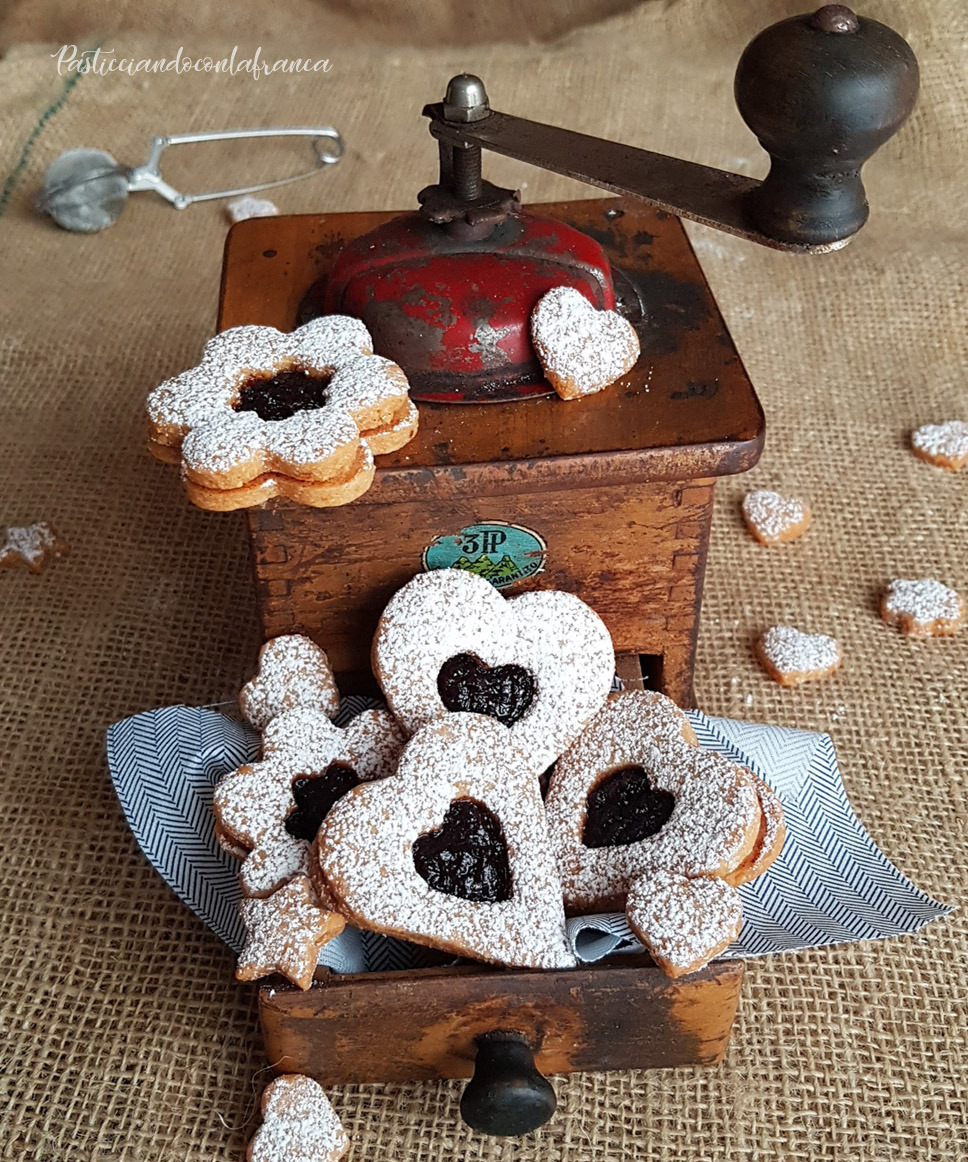 questa immagine rappresenta i linzer cookies vegani ricetta di pasticciandoconlafranca