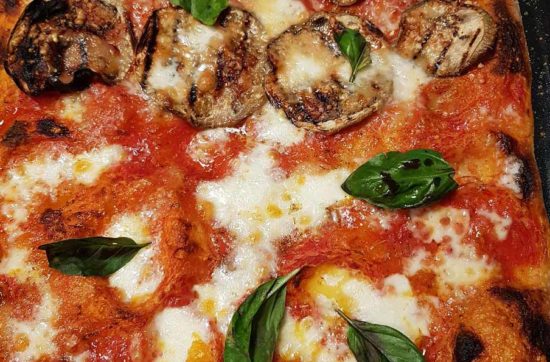 questa immagine rappresenta la pizza alla parmigiana senza parmigiano ricetta di pasticciandoconlafranca