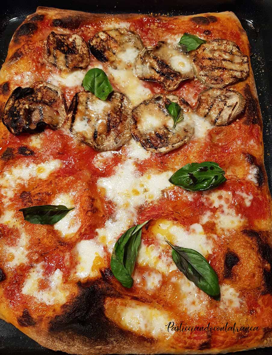 questa immagine rappresenta la pizza alla parmigiana senza parmigiano ricetta di pasticciandoconlafranca