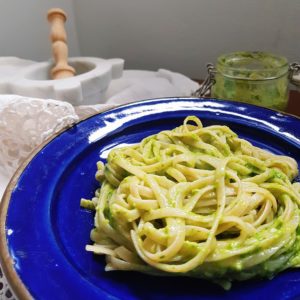 questa immagine rappresenta le Trenette al pesto vegetale ricetta di pasticciandoconlafranca