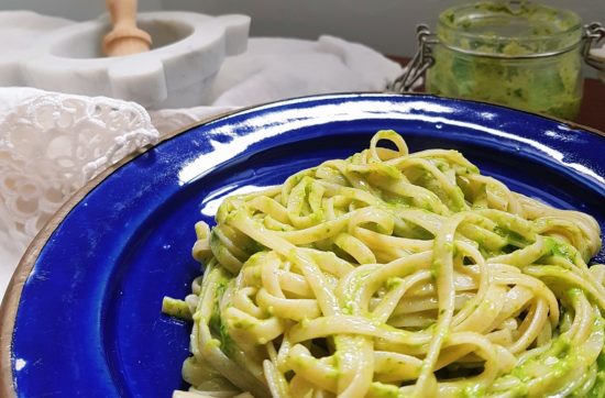 questa immagine rappresenta le Trenette al pesto vegetale ricetta di pasticciandoconlafranca