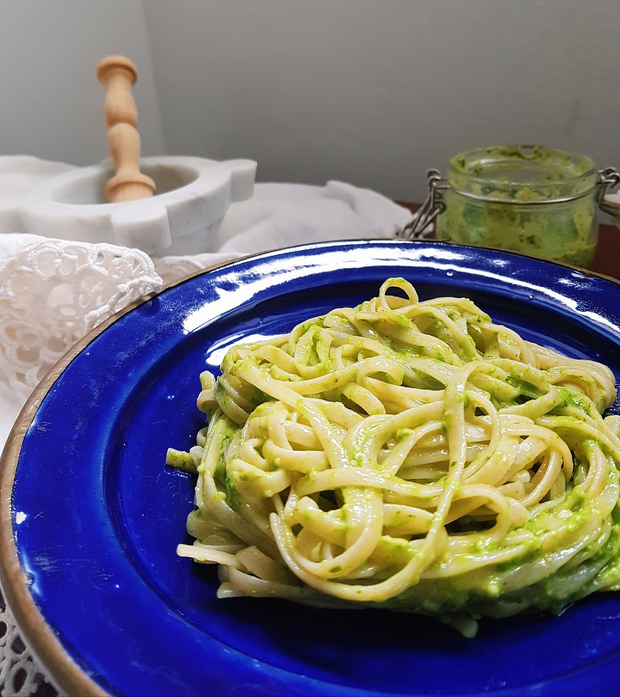 questa immagine rappresenta le Trenette al pesto vegetale ricetta di pasticciandoconlafranca