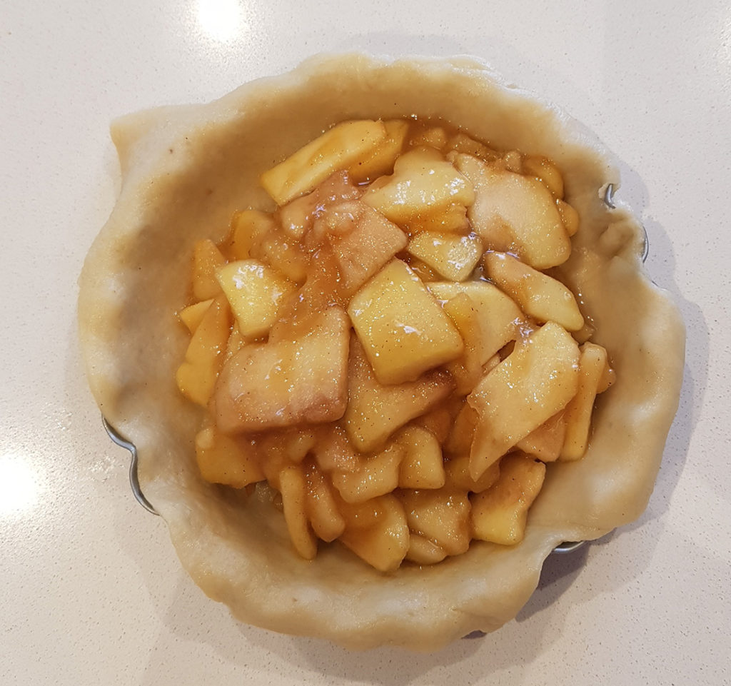 questa foto rappresenta la apple pie vegana dalla ricetta di pasticciandoconlafranca
