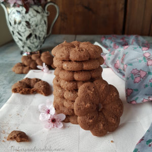 questa foto rappresenta i biscotti al cioccolato senza glutine realizzati con la sparabiscotti di pasticciandoconlafranca