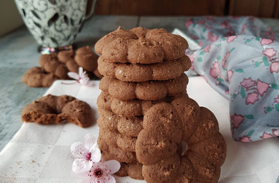 questa foto rappresenta i biscotti al cioccolato senza glutine realizzati con la sparabiscotti di pasticciandoconlafranca