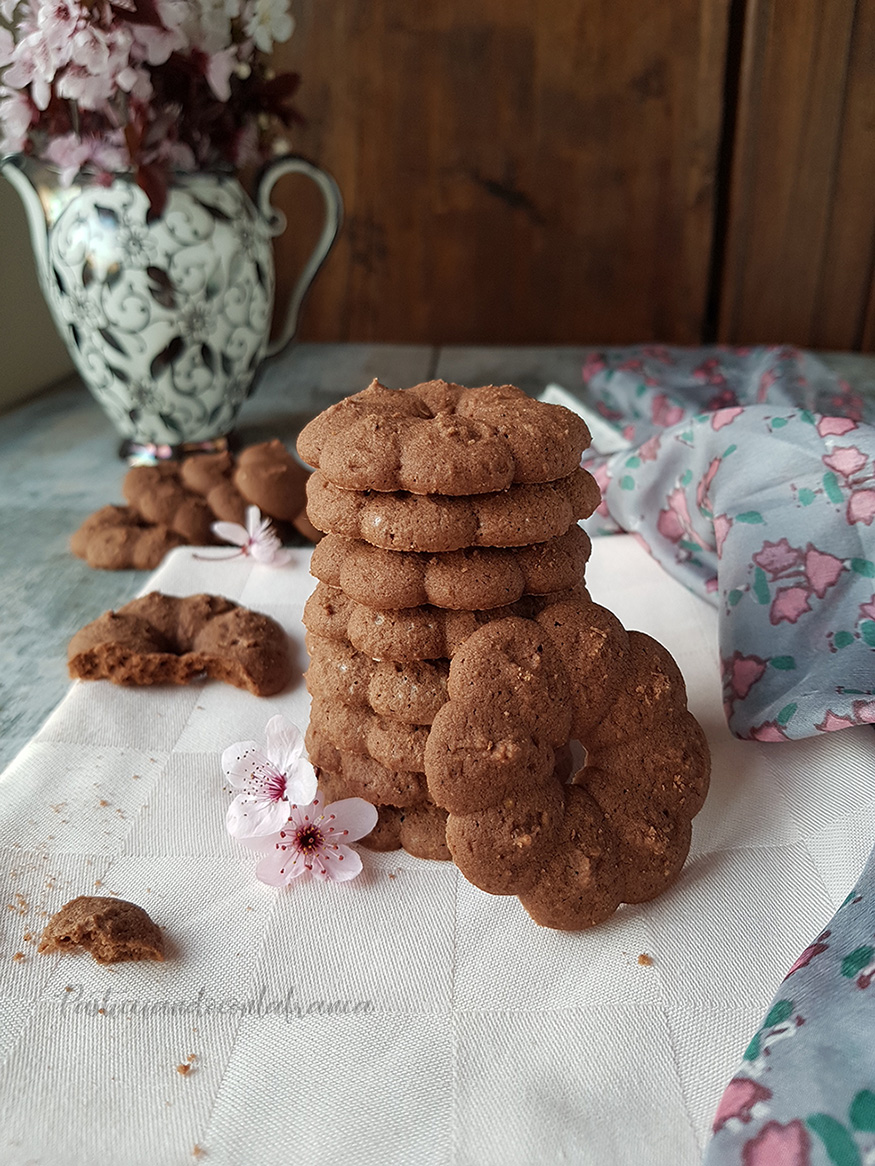 questa foto rappresenta i biscotti al cioccolato senza glutine realizzati con la sparabiscotti di pasticciandoconlafranca