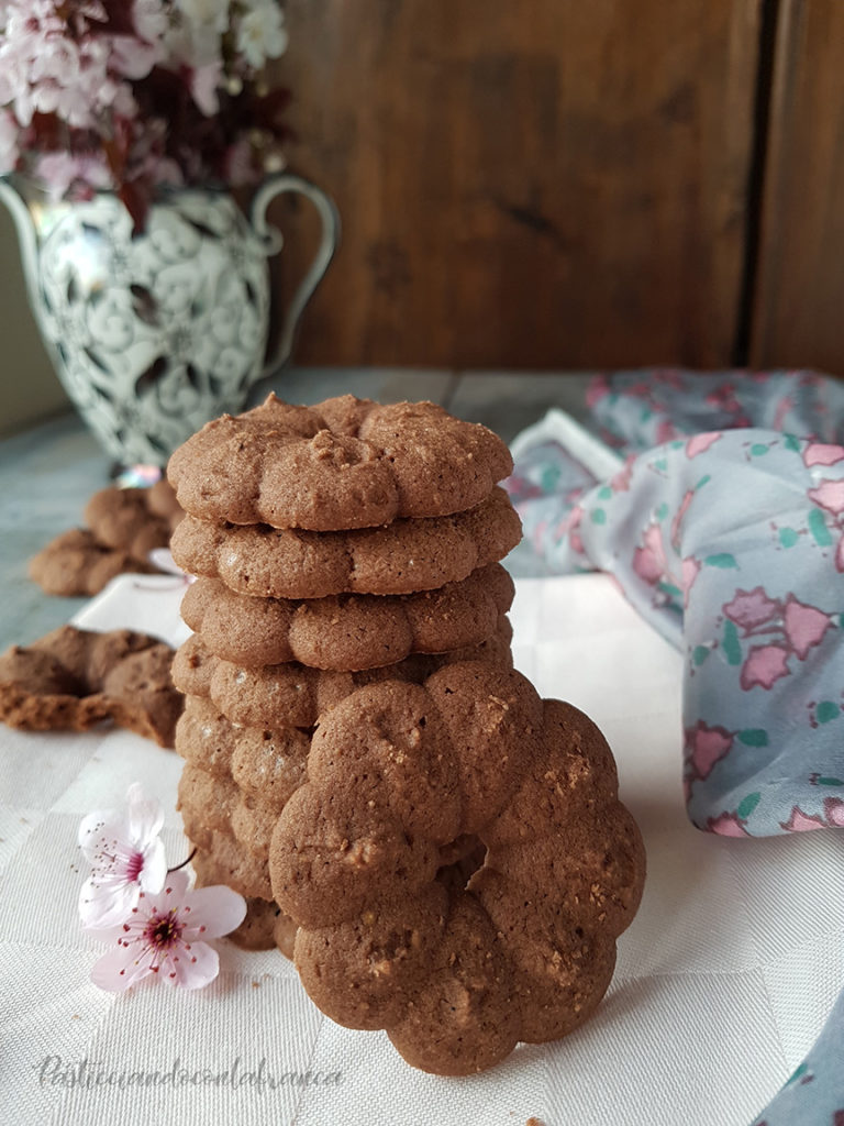 questa foto rappresenta i biscotti al cioccolato senza glutine realizzati con la sparabiscotti di pasticciandoconlafranca