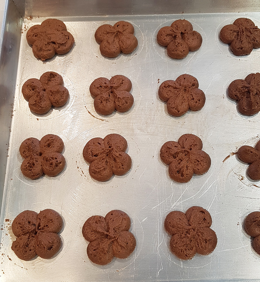 questa foto rappresenta i biscotti al cioccolato senza glutine realizzati con la sparabiscotti di pasticciandoconlafranca