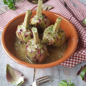 questa foto rappresenta i carciofi alla romana dalla ricetta di pasticciandoconlafranca