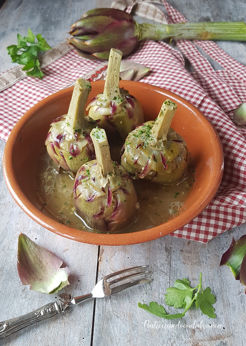 questa foto rappresenta i carciofi alla romana dalla ricetta di pasticciandoconlafranca