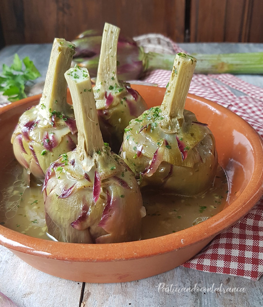 questa foto rappresenta i carciofi alla romana dalla ricetta di pasticciandoconlafranca