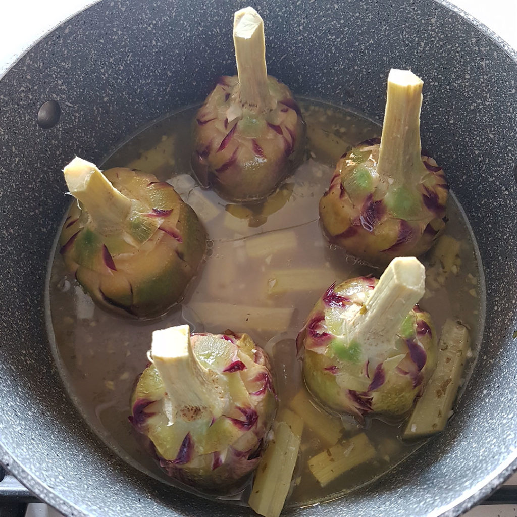 questa foto rappresenta i carciofi alla romana dalla ricetta di pasticciandoconlafranca